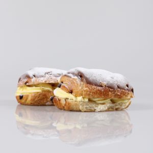 Chocolade broodje met gele room